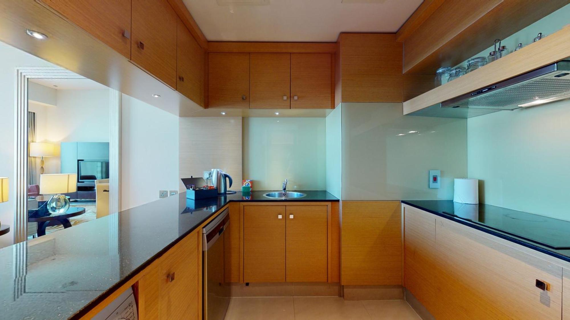 شقق ماريوت الفندقية , الجداف دبي الغرفة الصورة A kitchen in a hotel suite
